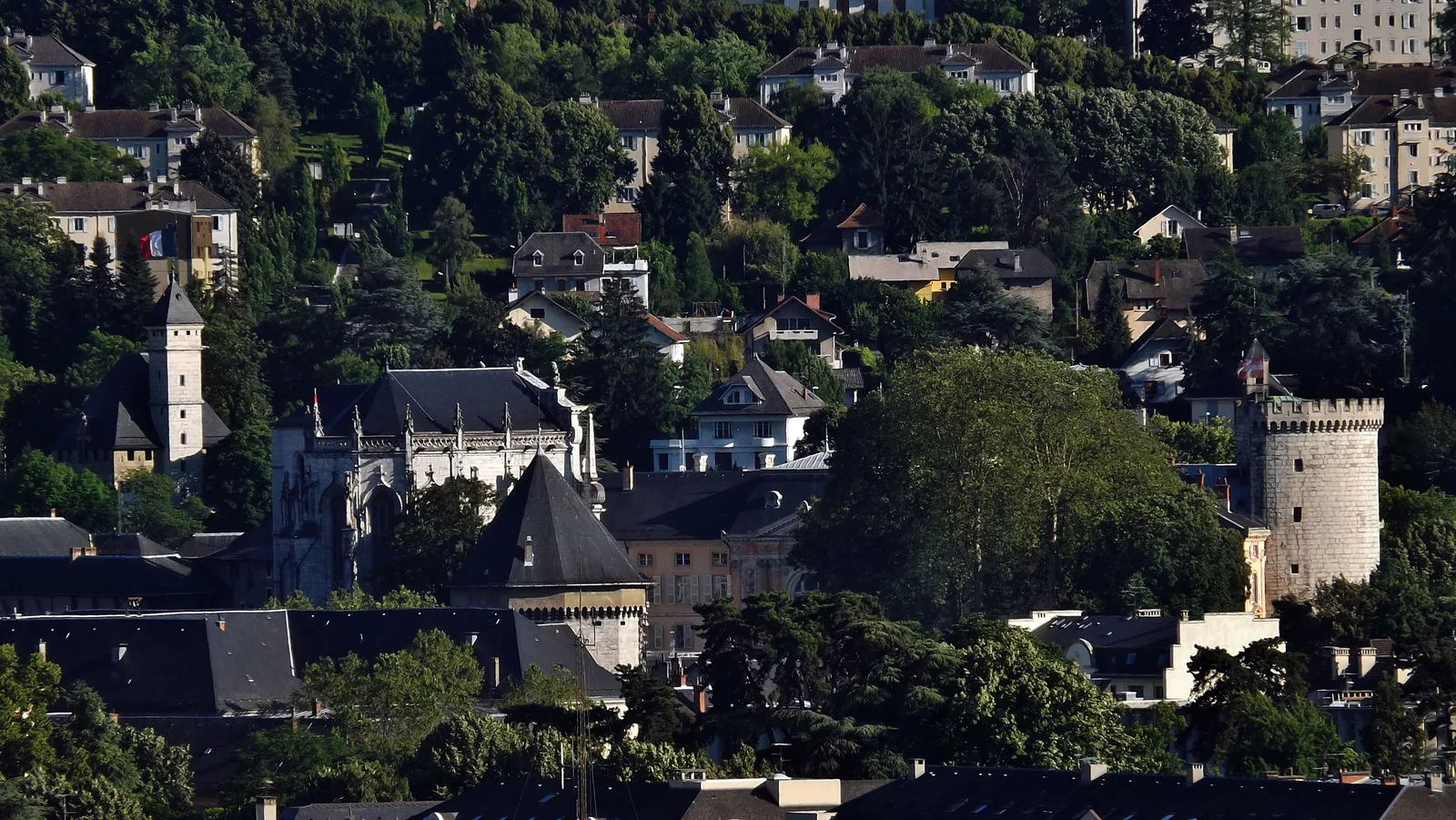 Les toits de Chambéry dominés par le château des ducs de Savoie et la Sainte-Chapelle